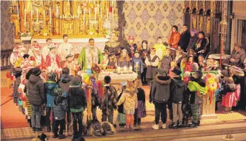  ?? FOTO: DANIELA BITTNER ?? Das „Vater unser“betete Pater Sony bei der Narrenmess­e in Sankt Peter und Paul mit den Kindern im Altarraum gemeinsam.