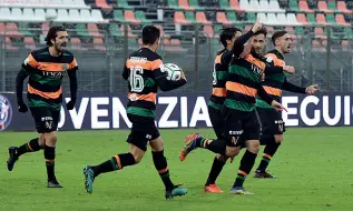  ??  ?? Festa I giocatori veneziani festeggian­o dopo il primo gol, poi arriverà il timbro di Fiordilino