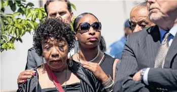  ?? /GETTY IMAGES ?? Gwen Carr, madre de Eric Garner, es consolada por Ellisha Garner durante una rueda de prensa celebrada el pasado 21 de junio en Brooklyn.