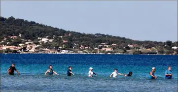  ?? (Photos Laurent Martinat) ?? Les pratiquant­s, ici à l’Almanarre, sont réunis en groupes de dix personnes maximum et observent une distance de plusieurs mètres dans leur évolution dans l’eau.