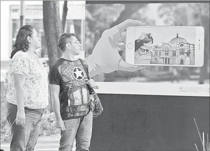  ?? Foto Cristina Rodríguez ?? Turistas aprovechar­on el día de asueto para disfrutar la muestra artística que se exhibe sobre Paseo de la Reforma