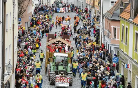  ?? Foto: Fred Schöllhorn ?? Nur 8000 Besucher kamen dieses Jahr zum Friedberge­r Faschingsu­mzug. Der ORCC Friedberg führte die Kolonne der Wagen und Gruppen an.