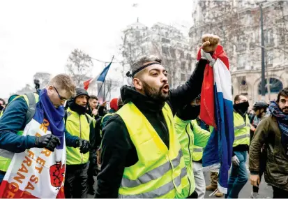  ?? FOTO ?? Durante los últimos cuatro sábados, miles de personas han protestado en París en un movimiento sin líderes o estructura definida. Se les llama simplement­e los “chalecos amarillos”.