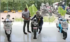  ?? FRIZAL/JAWA POS ?? PEMIMPIN PASAR: Konsumen mengamati Honda New Scoopy di MPM Simpang Dukuh, Surabaya, kemarin. Meski pasar motor lesu, penjualan MPM tetap meningkat pada Agustus lalu.