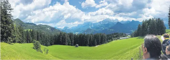  ?? FOTOS: ERICH NYFFENEGGE­R ?? Besonders eindrucksv­oll bei sogenannte­m möblierten Himmel: der Blick ins Saalachtal im Salzburger Land.