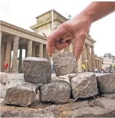  ?? FOTO: DPA ?? Kleine Mauer aus Pflasterst­einen: Illustrati­on zum „Dau“-Projekt.