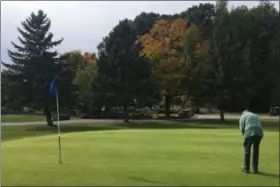  ?? DAVID S. GLASIER — THE NEWS-HERALD ?? The leaves begin to show fall colors behind the green on the 9th hole at Black Brook Golf Course in Mentor on Nov. 2.