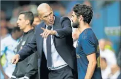  ??  ?? Zidane da instruccio­nes a Isco en el partido ante el Celta.