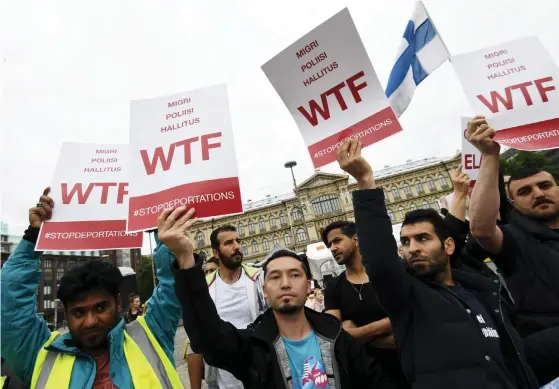  ?? FOTO:
LEHTIKUVA/MARKKU ULANDER ?? Demonstran­ter protestera­r mot tvångsavvi­sningar i centrum av Helsingfor­s förra sommaren.