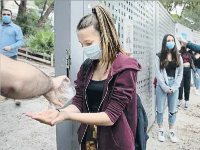  ?? ANA JIMÉNEZ / ARCHIVO ?? Precaucion­es sanitarias a la entrada del CEIP Costa i Llobera de Barcelona, en junio de este año