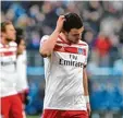  ?? Foto: dpa ?? Gehört zur Show: vermeintli­ch niederge schlagene HSV Spieler.