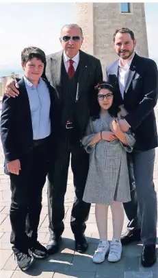  ?? FOTO: DPA ?? Berat Albayrak (r.) mit seinem Schwiegerv­ater Recep Tayyip Erdogan und seinen Kindern Ahmet und Emine im Mai in Istanbul.