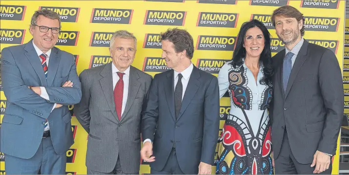  ?? FOTOS: LEO SERRAT ?? Santi Nolla, Juan Antonio Samaranch, Carlos Godó, Cristina Cubero y Carlos Suárez en el stand de Mundo Deportivo en el Godó. Al grupo se unió más tarde Josep Maria Bartomeu para compartir un delicioso almuerzo en el Village