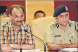  ?? SUBHANKAR CHAKRABORT­Y/HT ?? Principal secretary, home, Arvind Kumar and DGP OP Singh addressing a press conference in Lucknow.