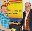  ?? Foto: Michael Geyer ?? Vorsitzend­er Lutz Mayer (rechts) über gab Roland Engelhard den Defibrilla tor.