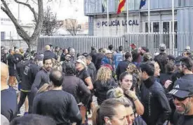  ?? JOTA GRANADO ?? Gritos y manifiesto ante la jefatura de la Policía Local.