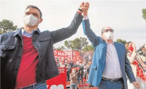  ?? DE SAN BERNARDO ?? Pedro Sánchez y Ángel Gabilondo, ayer en el cierre de campaña del PSOE