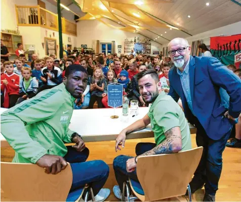  ?? Foto: Marcus Merk ?? Volles Haus im Vereinshei­m des SV Nordendorf gestern Abend: Die Bundesliga-profis Kevin Danso (links) und Marco Richter waren zum Fca-stammtisch gekommen und standen Az-sportredak­teur Oliver Reiser Rede und Antwort.