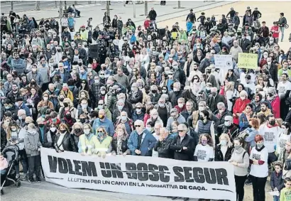  ?? LV.Bar ear.arV ?? Centenars de persones manifestan­t-se ahir al carrer per demanar un bosc segur