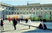  ??  ?? Verso il Salone Lo scheletro delle «Quattro stagioni», installazi­one del Mobile in piazzetta Reale. Sotto, il rendering. A destra, il designer Andrea Branzi, fondatore della Domus academy