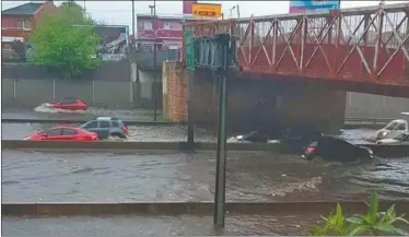  ?? TWITTER ?? BAJO EL AGUA. Durante la mañana, en la avenida General Paz se transitó con carriles anegados.