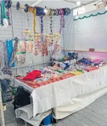  ?? /EDUARDO TLACHI ?? Tianguista­s iniciaron la venta de productos de temporada, ropa y dulces en Chiautempa­n