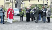  ??  ?? La chorale accompagna­it le prêtre lors de la bénédictio­n des rameaux