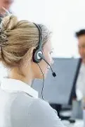  ??  ?? Profession­iste
A partire da sinistra un’operaia, un’addetta alle vendite, una cameriera in un bar e un’operatrice di un call center