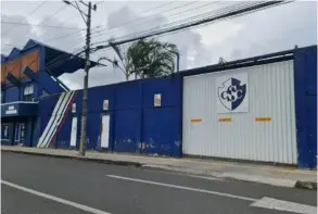  ?? CRISTIAN BRENES ?? El Ministerio de Hacienda colocó sellos en los accesos del Estadio Fello Meza. El reducto fue clausurado por cinco días.