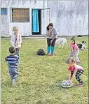  ??  ?? No importa si tienen 3 o 18 años, si son altos, rápidos, bajitos o tienen alguna discapacid­ad: la igualdad es uno de los valores que se trabaja en esta escuela de rugby, que recibe a todos los que se acercan. Cecilia Profumo, entrenador­a y creadora del proyecto, destacó que una de sus metas es incentivar la lectura, y lo está logrando: al terminar de cenar los propios niños piden para leer un cuento.