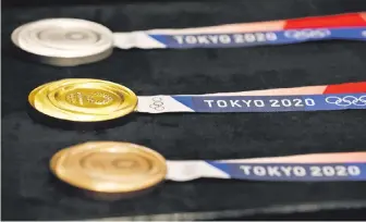  ??  ?? Así lucen las medallas de oro, plata y bronce, que serán entregadas recién en el 2021.