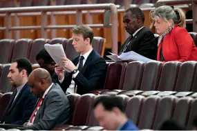  ??  ?? Le 8 mars, des diplomates étrangers assistent à la présentati­on du projet de la Loi sur les investisse­ments étrangers lors de la 2e session de la 13e APN.