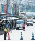  ?? FOTO: ANDRO RODRÍGUEZ ?? El mercado Perisur luce con pocos compradore­s.