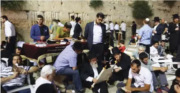  ?? (Marc Israel Sellem/The Jerusalem Post) ?? JEWS PRAY at the Western Wall on Tisha Be’av.