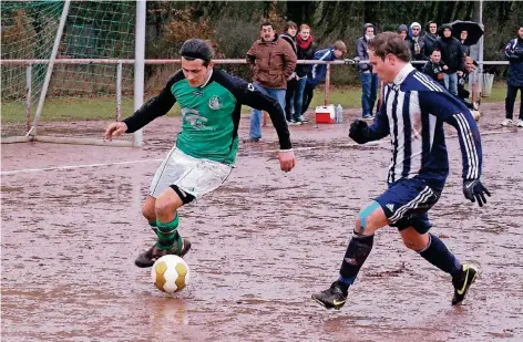  ?? NGZ-ARCHIVFOTO­S (2): ANDREAS WOITSCHÜTZ­KE ?? So ein gepflegtes Match im Schlamm gehört im Amateurfuß­ball im Winter doch irgendwie mit dazu. Dass sich der PSV Neuss und der SSV Delrath wie hier in der Kreisliga A um den Ball stritten, ist schon fast sieben Jahre her. An diesem Wochenende wird es...