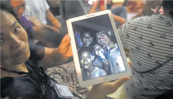  ?? AFP ?? En una tablet. Los familiares vieron ayer las primeras fotos de los chicos tras ser hallados en un sector de la gruta conocido como Pattaya.