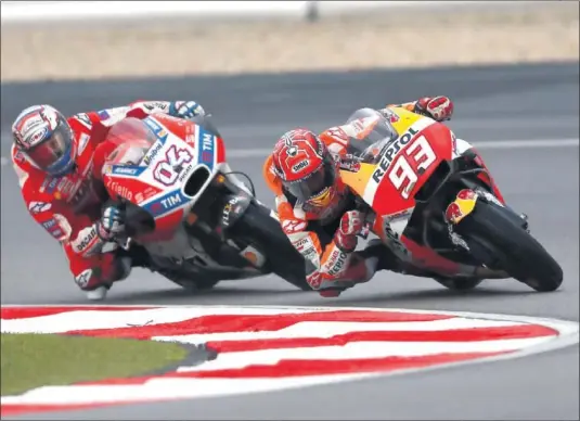  ??  ?? EMOCIONANT­E DUELO. Marc Márquez y Andrea Dovizioso se juegan el Mundial de MotoGP en la carrera de Cheste este fin de semana.