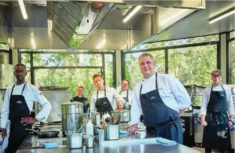  ?? JAVIER PEÑAS ?? Ricardo Álvarez (a la derecha), con el equipo de Huerta Carabaña que dirige Roberto Cabrera