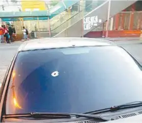  ?? Divulgação/PCERJ ?? O tiro entrou pelo para-brisa do carro e atingiu um policial civil