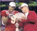  ?? FILE ?? Florida State coach Bobby Bowden, right, shows the national championsh­ip trophy to the most valuable player Peter Warrick. Warrick is among the first-time candidates for the College Football Hall of Fame.