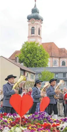  ??  ?? Die Reinstette­r haben die Strecke des Festumzugs liebevoll mit roten Herzen dekoriert.