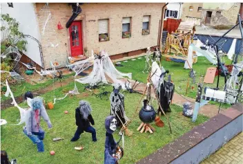  ?? FOTO: HEIKO LEHMANN ?? Das Halloween-Haus von Michael Trompeter, das großes Aufsehen erregte. Aus dem ganzen Regionalve­rband kamen Neugierige nach Bliesransb­ach gefahren, um die Gestalten zu sehen.