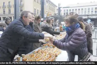  ?? ?? ector de EL PERIÓDICO, Ricardo Barceló, en el reparto junto a ediles del ayuntamien­to.