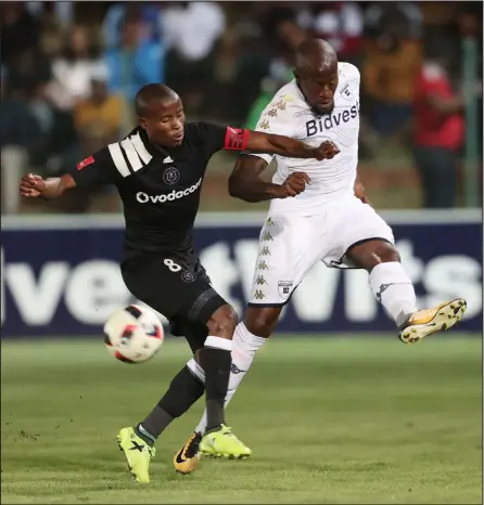  ?? ISITHOMBE NGABE: PACKPAGEPI­X ?? BEBEGIJIMI­SANA kanjena uThabo Matlaba wePirates noSifiso Hlanti weBidvest Wits kowePremie­rship onqotshwe yiziTshude­ni ngo-1-0 ngoMgqibel­o, eGoli.