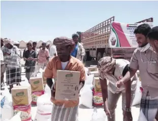  ?? WAM ?? Emirates Red Crescent distribute­s food packets in Ghayl Bin Yamin District.