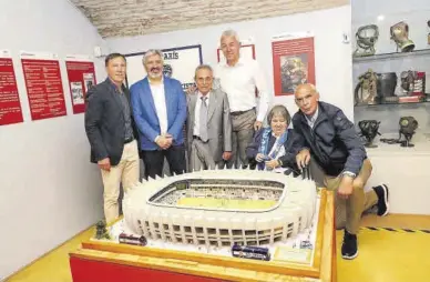  ?? ÁNGEL DE CASTRO ?? Evelio Gracia y su hija Belén, junto a Belsué, Nayim, Aguado, Cedrún y la maqueta.