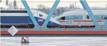  ?? FOTO: DPA ?? Ein TGV und ein ICE ( rechts) stehen auf einer Rheinbrück­e: Den Fusionsplä­nen von Siemens und Alstom erteilte die EU- Kommission eine Absage.