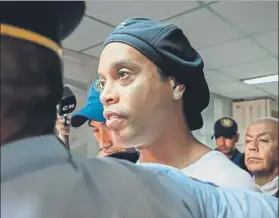  ?? FOTO: EFE ?? Ronaldinho fue detenido en Paraguay junto a su hermano entrar con pasaportes falsos