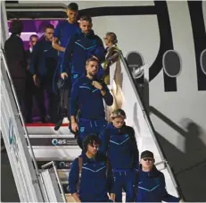  ?? (AFP) ?? England team arrives at the Hamad Internatio­nal Airport yesterday.