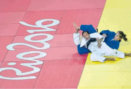  ?? EFE ?? Yadinys Amarís (de blanco) se mide a Nora Gjakova (Kosovo) durante el combate de -57 kg de las mujeres de los eventos Río 2016.